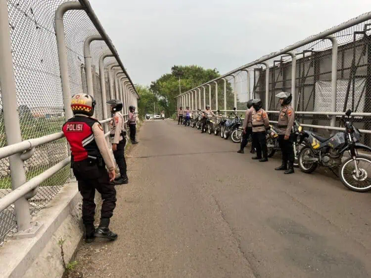 Unit Patroli Satsamapta Polresta Tangerang, melaksanakan patroli roda kedua ke sejumlah jembatan penyeberangan orang (JPO), Jumat (1/5/2026) sore. (ISTIMEWA)