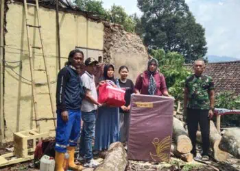 Sebuah pohon tumbang dan menimpa rumah warga, di Kampung Ciapus Masjid RT/RW 003/006, Desa Cikumbueun, Kecamatan Mandalawangi, Kabupaten Pandeglang, Jumat (1/5/2026) sekira pukul 15.00 WIB. Dinsos Kabupaten Pandeglang, salurkan bantuan kedaruratan bencana. (ISTIMEWA)