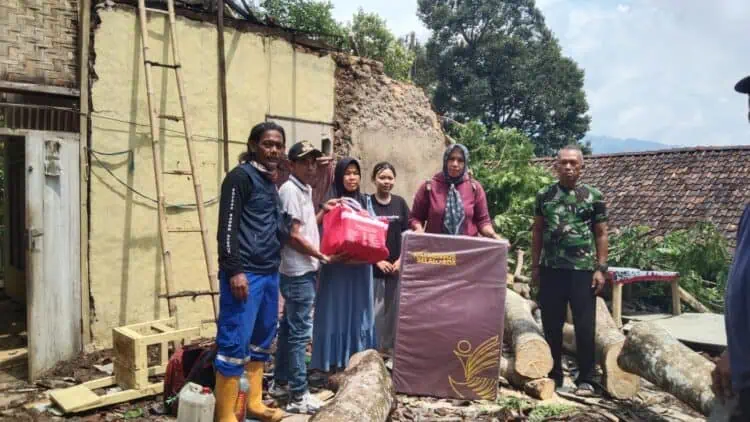 Sebuah pohon tumbang dan menimpa rumah warga, di Kampung Ciapus Masjid RT/RW 003/006, Desa Cikumbueun, Kecamatan Mandalawangi, Kabupaten Pandeglang, Jumat (1/5/2026) sekira pukul 15.00 WIB. Dinsos Kabupaten Pandeglang, salurkan bantuan kedaruratan bencana. (ISTIMEWA)