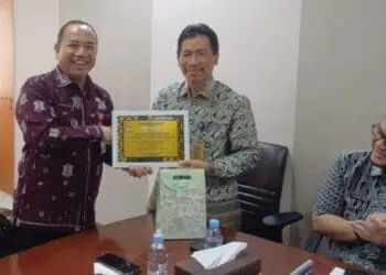 MENYERAHKAN PENGHARGAAN : Kepala BPKAD Provinsi Banten Mahdani (kiri) menyerahkan penghargaan kepada mamtan Sekretaris BPKAD Banten Agus Setiyadi. (ISTIMEWA)
