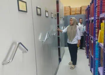 Kepala Disdukcapil Kabupaten Serang, saat menunjukan arsip akte kelahiran dari zaman Belanda, yang sudah disimpannya. (ISTIMEWA)