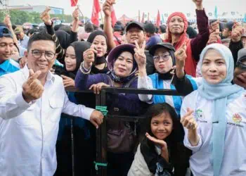 BERSAMA BURUH : Gubernur Banten Andra Soni, bersama buruh pada perayaan May Day. (ISTIMEWA)