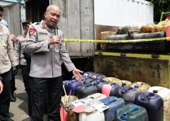 MENUNJUKKAN BARANG BUKTI : Kapolda Banten Irjenpol Hengki menunjukkan barang bukti penyalahgunaan BBM dan Elpiji bersubsidi. (ISTIMEWA)