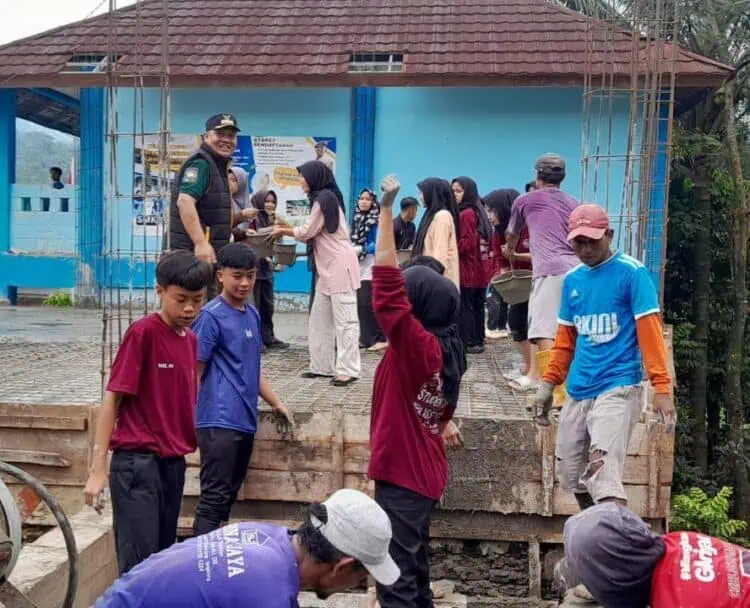 Camat Pulosari Pandeglang Gotong Royong Bersama Pelajar SMK