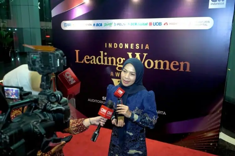 Bupati Zakiyah Raih Penghargaan Leading Women