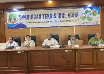 MEMIMPIN RAPAT : Plt Kepala Dinas Pertanian Banten, Nasir M Daud, memimpin rapat pengawasan hewan kurban. (ISTIMEWA)