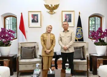BERTEMU MENHUB RI - Bupati Serang Ratu Rahmatuzakiyah, bertemu Menteri Perhubungan (Menhub) RI, Dudy Purwagandhi. (ISTIMEWA)