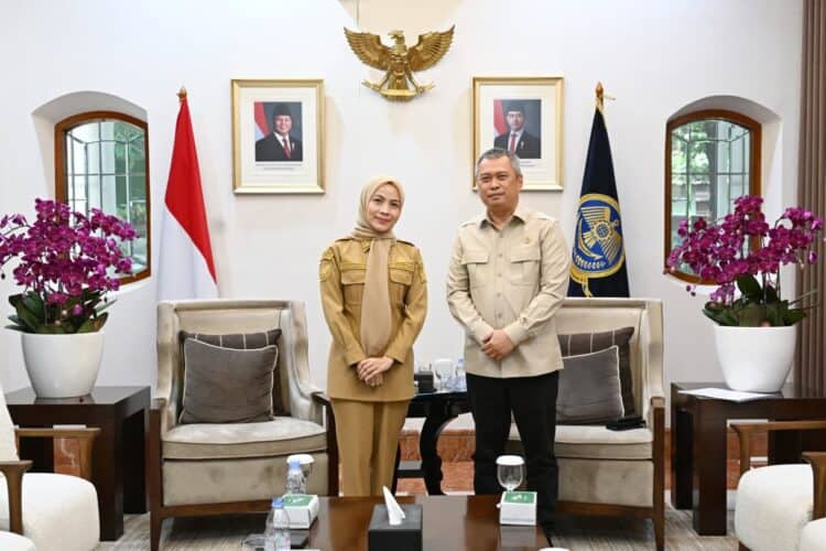 BERTEMU MENHUB RI - Bupati Serang Ratu Rahmatuzakiyah, bertemu Menteri Perhubungan (Menhub) RI, Dudy Purwagandhi. (ISTIMEWA)