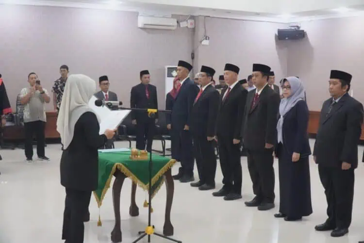 Lantik 9 Pejabat Eselon II, Bupati Dewi: Harus Responsif dan Bekerja Cepat