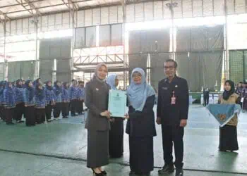 SERAHKAN SK - Bupati Serang Ratu Rahmatuzakiyah, memberikan SK PNS kepada Kepsek. (ISTIMEWA)