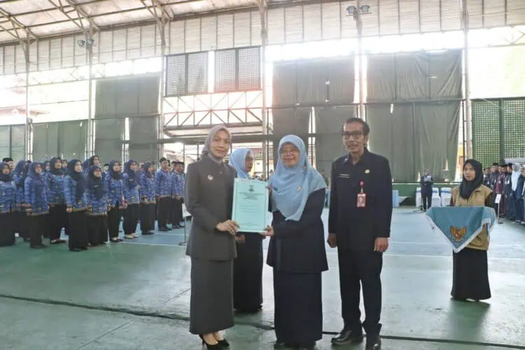 Bupati Zakiyah Serahkan 283 SK Kepsek SD dan SMP