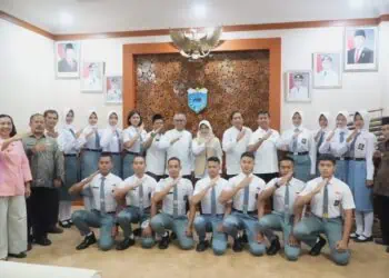 Bupati Pandeglang Raden Dewi Setiani, melepas peserta calon seleksi Paskibraka tingkat Provinsi dan Nasional. (ISTIMEWA)