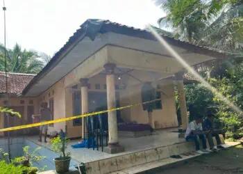 Tempat Kejadian Perkara (TKP) dugaan kasus pembunuhan, di Kampung Kadujangkung, Desa Kadujangkung, Kecamatan Mekarjaya, Kabupaten Pandeglang, dipasang police line, Jumat (8/5/2026). (ISTIMEWA)