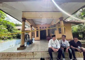 Camat Mekarjaya Wildan Pratama, mengunjungi rumah TKP pembunuhan warga, di Kampung Kadujangkung, Desa Kadujangkung, Kecamatan Mekarjaya, Kabupaten Pandeglang, Jumat (8/5/2026). (ISTIMEWA)