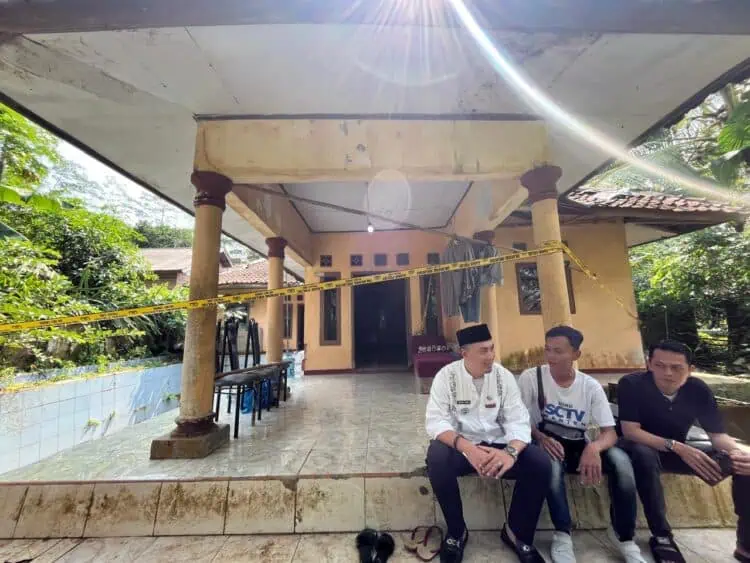 Camat Mekarjaya Wildan Pratama, mengunjungi rumah TKP pembunuhan warga, di Kampung Kadujangkung, Desa Kadujangkung, Kecamatan Mekarjaya, Kabupaten Pandeglang, Jumat (8/5/2026). (ISTIMEWA)