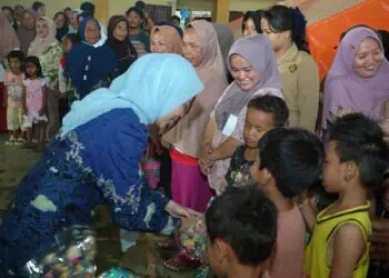 Bupati Serang Ratu Rachmatuzakiyah menyerahkan bantuan kepada masyarakat Aceh. (ISTIMEWA)