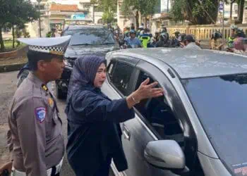 MELAKUKAN RAZIA : Petugas gabungan dari Samsat Kota Serang dan Polresta Serang melakukan razia kendaraan. Dalam razia itu, dua randis Pemprov Banten terjaring razia karena digunakan pada saat jam WFH.(ISTIMEWA/SATELITNEWS.COM)