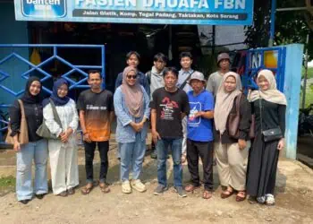 Direktur FBN, Lulu Jamaludin, berfoto bersama dengan para mahasiswa UIN SMHB. (ISTIMEWA)
