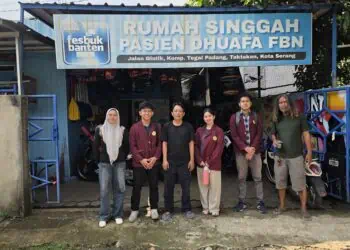 Sejumlah mahasiswa Program Studi Ilmu Pemerintahan Fakultas Ilmu Sosial dan Pemerintahan (FISIP) Universitas Sultan Ageng Tirtayasa (Untirta), mengunjungi Komunitas Peduli Sungai Banten (KPSB), di Rumah Singgah Fesbuk Banten News (FBN), Jalan Gelatik Komplek Tegal Padang, Drangong, Taktakan, Kota Serang, belum lama ini. (ISTIMEWA)