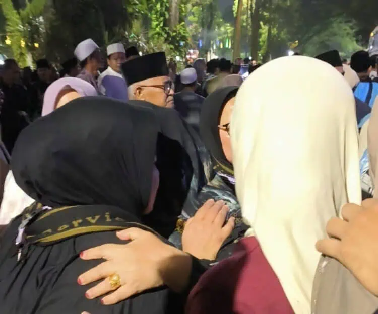 Tangis Haru Pecah di Pendopo Lebak Saat Ratusan Calon Haji Dilepas ke Tanah Suci
