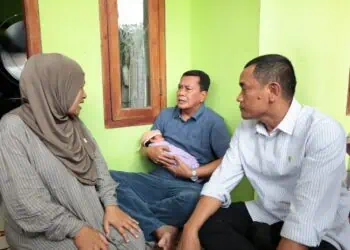 Bupati Tangerang Moch. Maesyal Rasyid, menggendong bayi yang namanya sama. (ISTIMEWA)