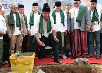 PELETAKAN BATU PERTAMA - Bupati Tangerang Moch. Maesal Rasyid melakukan peletakan batu pertama renovasi dan pembangunan Masjid At-Ta’awun, yang berlokasi di Perumahan Green Savana, RW 05, Desa Ciakar, Kecamatan Panongan, Jumat (15/5/2026). (ISTIMEWA)