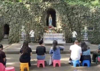 Umat Katolik saat melakukan ziarah di Goa Maria Kanada di Kampung Narimbang Dalam, Kelurahan Jatimulya, Kecamatan Rangkasbitung, Kabupaten Lebak, Jumat (15/5/2026). (ISTIMEWA)
