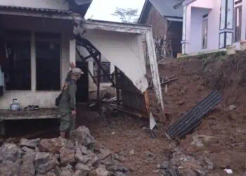 Hujan deras disertai angin kencang, mengakibatkan tanah tebing di Kampung Cikaler Girang RT 005 RW 001, Desa Cikumbueun, Kecamatan Mandalawangi, Kabupaten Pandeglang, longsor dan menimpa dua rumah warga setempat, Sabtu (16/5/2026) petang. (ISTIMEWA)