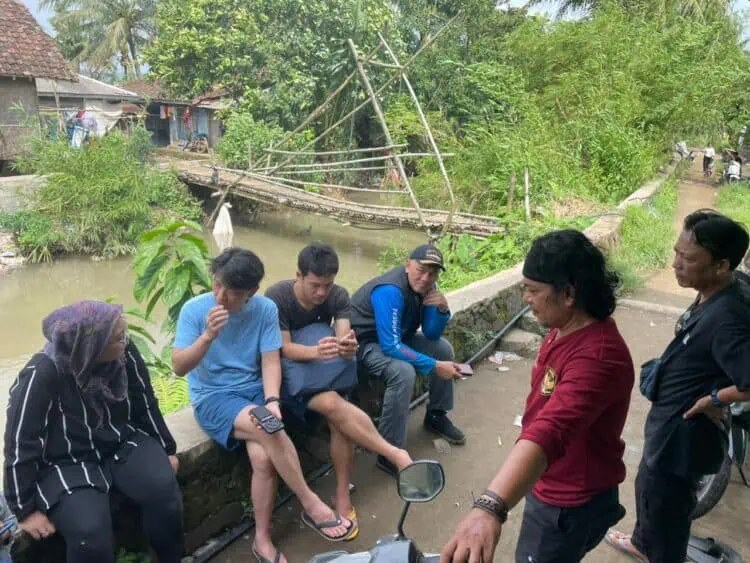 Relawan Jepang Survei Jembatan Rapuh di Kampung Ciseke Kabupaten Serang