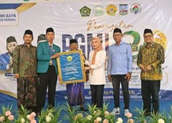 Bupati Serang Ratu Rachmatuzakiyah, saat membuka acara Peringatan Milad ke-20 Persatuan Guru Madrasah Indonesia Raya (PGMI Raya) Kabupaten Serang tahun 2026, di Gedung Serba Guna Pondok Pesantren (Ponpes) Bai Mahdi Soleh Ma’mun, Desa Sindangheula, Kecamatan Pabuaran, Sabtu (16/5/2026). (ISTIMEWA)