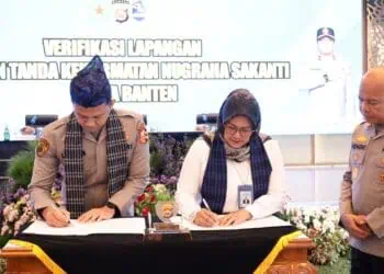 PENANDATANGANAN : Kapolda Banten Irjenpol Hengki (kanan), menyaksikan penandatanganan berita acara usulan pemberian penghargaan karena berhasil mengamankan arus mudik Lebaran 2026. (ISTIMEWA)