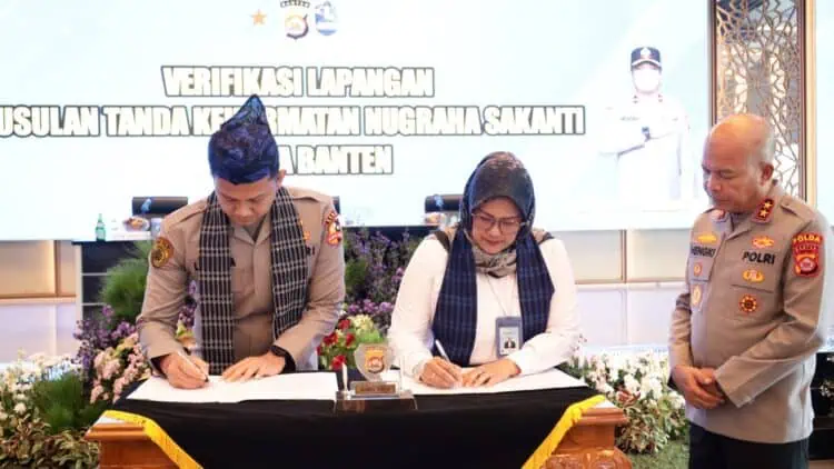 PENANDATANGANAN : Kapolda Banten Irjenpol Hengki (kanan), menyaksikan penandatanganan berita acara usulan pemberian penghargaan karena berhasil mengamankan arus mudik Lebaran 2026. (ISTIMEWA)