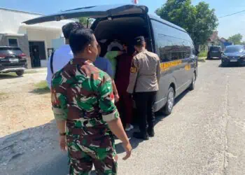 Tim aparat setempat, mengevakuasi korban diduga gantung diri, di Kampung Kedaleman, Desa Ketos, Kecamatan Kibin, Kabupaten Serang, Senin, (18/5/2026). (ISTIMEWA)