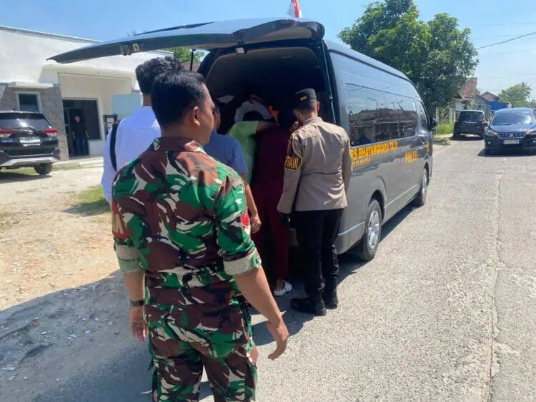 Tim aparat setempat, mengevakuasi korban diduga gantung diri, di Kampung Kedaleman, Desa Ketos, Kecamatan Kibin, Kabupaten Serang, Senin, (18/5/2026). (ISTIMEWA)