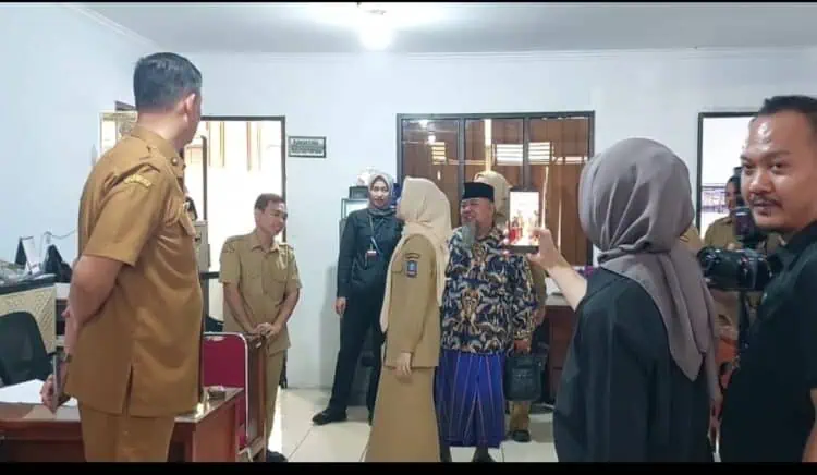 Sidak Lingkungan Setda, Bupati Zakiyah Minta Pegawai Tata Ruangan Kerja Dengan Rapi