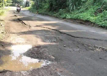 JALAN RUSAK : Ruas jalan Nanggor-Paniis, Kecamatan Koroncong, Kabupaten Pandeglang sejak belasan tahun lalu dibiarkan rusak parah dan belum pernah dilakukan perbaikan. Terkait hal itu, Pemprov Banten memberikan penilaian buruk terhadap kinerja pembangunan di Pandeglang. (ISTIMEWA)