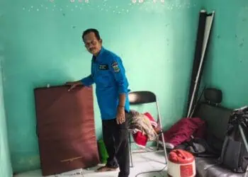KOSONG : Ketua FK KSB Banten Beni Madsira, memeriksa salah satu Lumsos yang kosong. (ISTIMEWA)