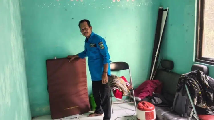 KOSONG : Ketua FK KSB Banten Beni Madsira, memeriksa salah satu Lumsos yang kosong. (ISTIMEWA)
