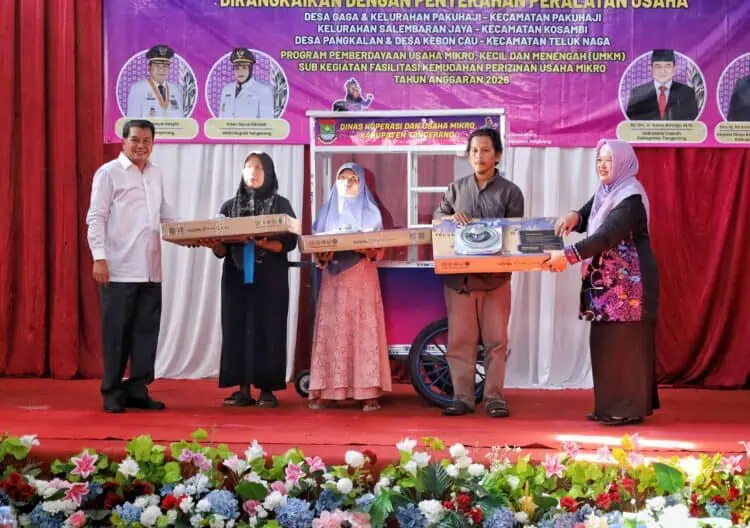 Sasar Masyarakat Desil 1 & 2, Bupati Tangerang Salurkan Paket Alat Usaha Plus Legalitas