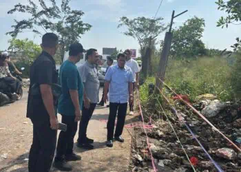 GOTONG ROYONG - Pemerintah Kecamatan Curug, Kabupaten Tangerang menggelar kegiatan Jumat Bersih dengan mengangkut tumpukan sampah secara gotong royong di Jalan Mede Kampung Cijengir, Kelurahan Binong dan Jalan Nagrog Kelurahan Curug Wetan, Jumat (22/5/2026). (ISTIMEWA)