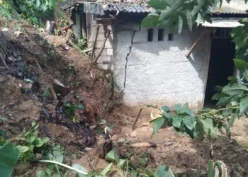 LONGSOR - Hujan deras disertai petir, yang melanda Kampung Cilamajang RT 007 RW 002, Desa Sindangresmi, Kecamatan Sindangresmi, Kabupaten Pandeglang, pada Kamis (21/5/2026) malam, berakibat terjadinya peristiwa longsor yang menimpa rumah warga setempat, milik Said. (ISTIMEWA)