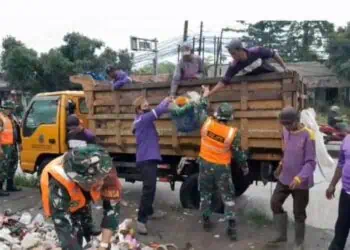 Danramil 13/Cisoka Pimpin Pembersihan Tumpukan Sampah di Jalan Raya Serang Jayanti