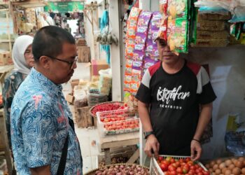 KENAIKAN HARGA - Harga sejumlah kebutuhan pokok, naik di pasaran. Hal itu terjadi menjelang Iduladha, akibat permintaan meningkat. (ISTIMEWA)