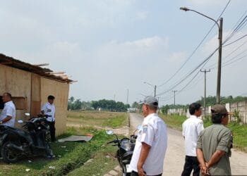 Sejumlah pegawai Pemkab Serang, melakukan monitoring aktivitas pengembang perumahan di Kragilan. (ISTIMEWA)