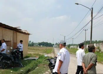 Sejumlah pegawai Pemkab Serang, melakukan monitoring aktivitas pengembang perumahan di Kragilan. (ISTIMEWA)