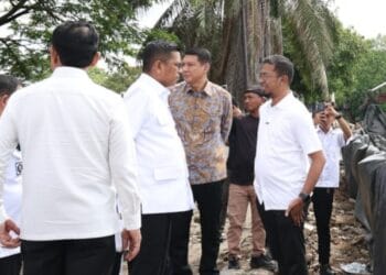 BERBINCANG : Gubernur Banten Andra Soni dan Kepala Dinas PUPR Banten Arlan Marzan, berbincang saat meninjau pembangunan jalan. (ISTIMEWA)
