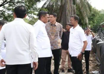 BERBINCANG : Gubernur Banten Andra Soni dan Kepala Dinas PUPR Banten Arlan Marzan, berbincang saat meninjau pembangunan jalan. (ISTIMEWA)
