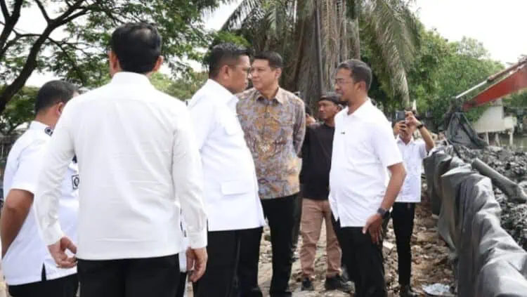BERBINCANG : Gubernur Banten Andra Soni dan Kepala Dinas PUPR Banten Arlan Marzan, berbincang saat meninjau pembangunan jalan. (ISTIMEWA)