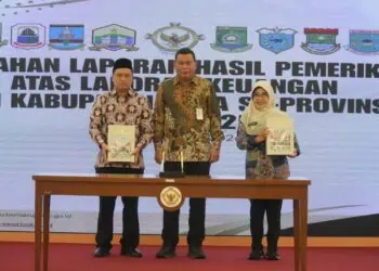 RAIH OPINI WTP - Bupati Pandeglang Raden Dewi Setiani bersama Ketua DPRD Kabupaten Pandeglang TB.A.Khatibul Umam, menerima hasil LHP BPK RI, Selasa (26/5/2026). (ISTIMEWA)