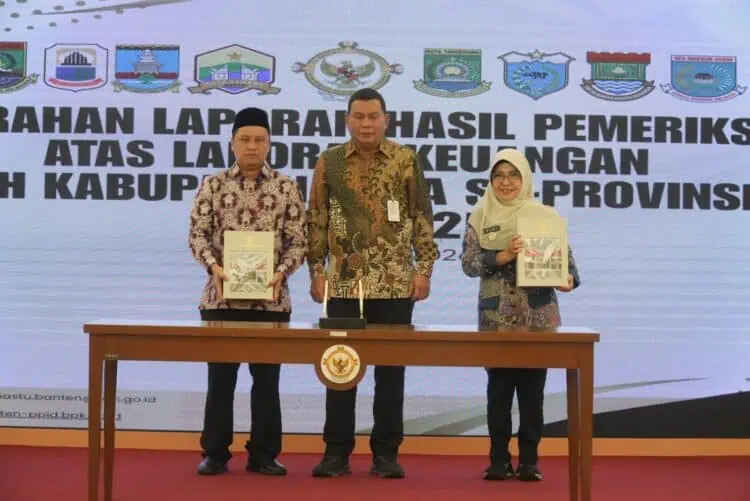 RAIH OPINI WTP - Bupati Pandeglang Raden Dewi Setiani bersama Ketua DPRD Kabupaten Pandeglang TB.A.Khatibul Umam, menerima hasil LHP BPK RI, Selasa (26/5/2026). (ISTIMEWA)